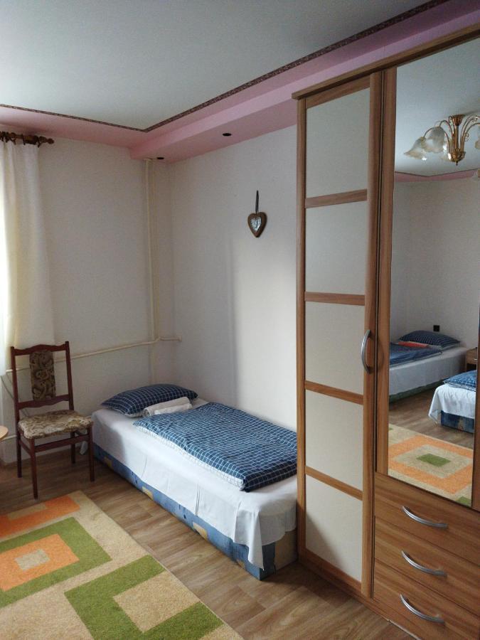 Lucky Cat Hotel Nova Lesna Bagian luar foto