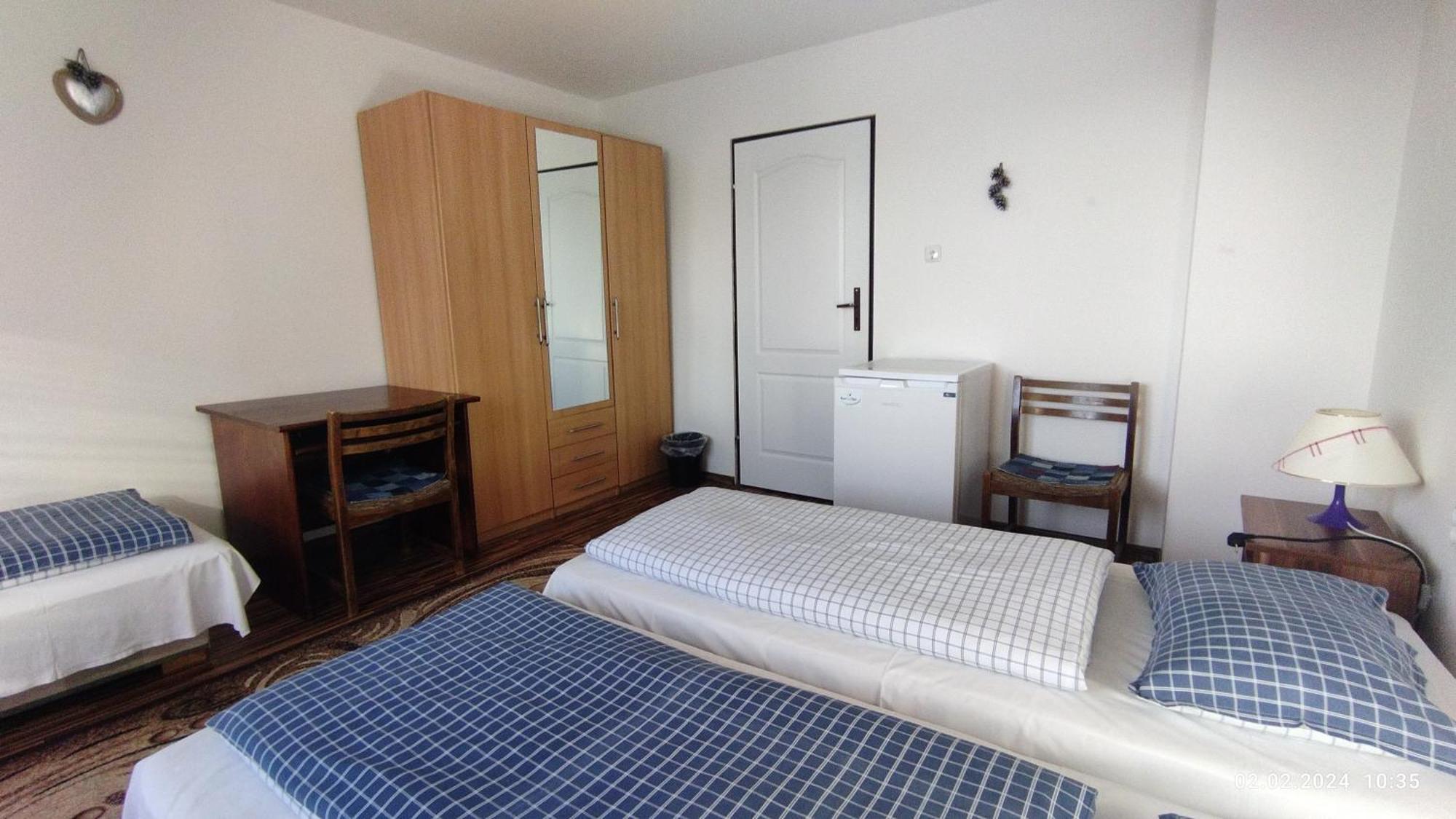 Lucky Cat Hotel Nova Lesna Bagian luar foto