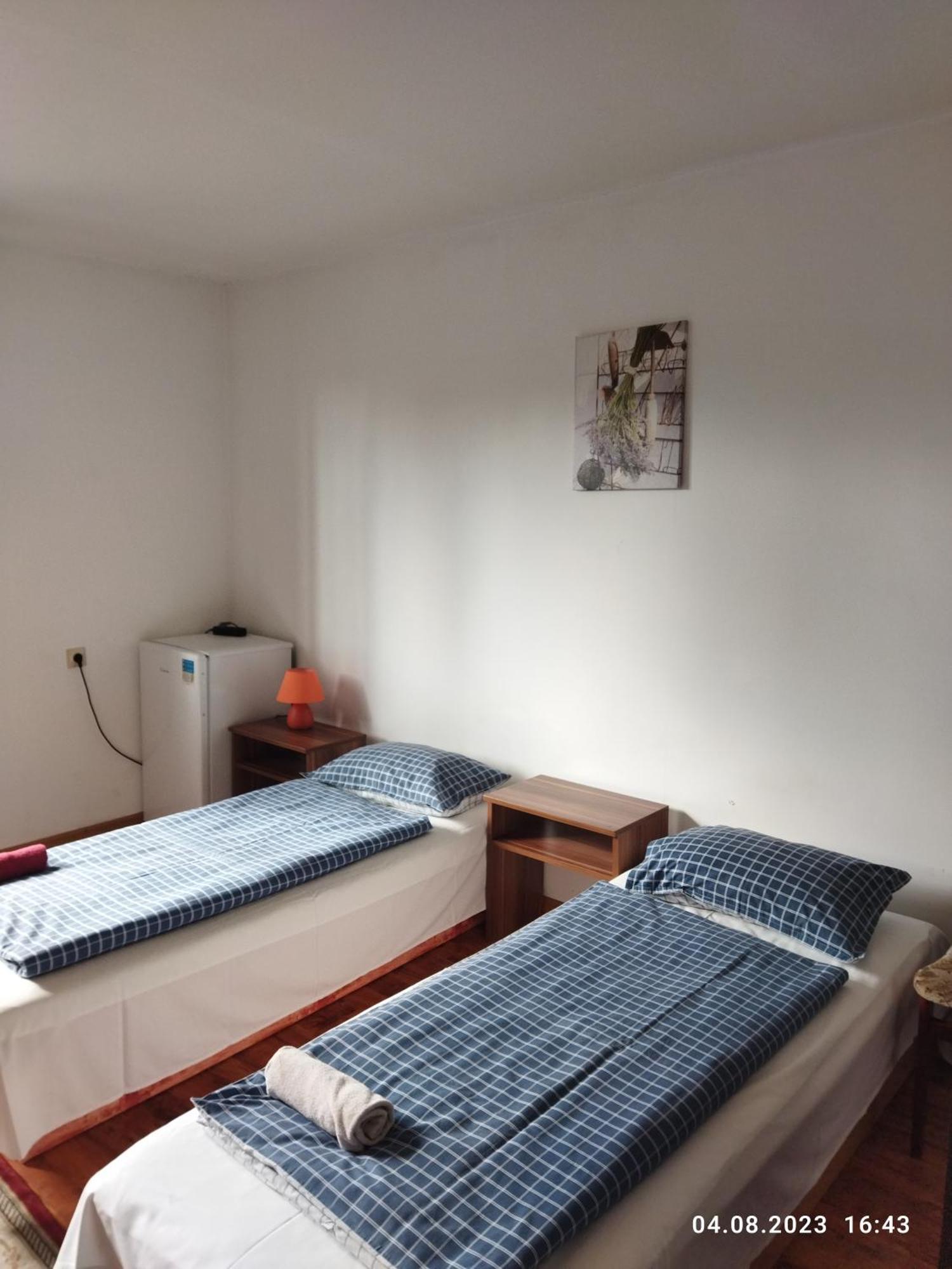 Lucky Cat Hotel Nova Lesna Bagian luar foto