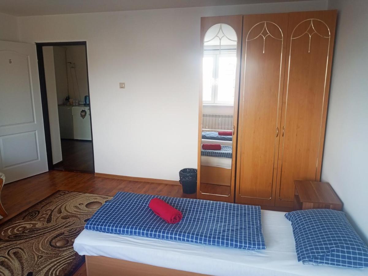 Lucky Cat Hotel Nova Lesna Bagian luar foto