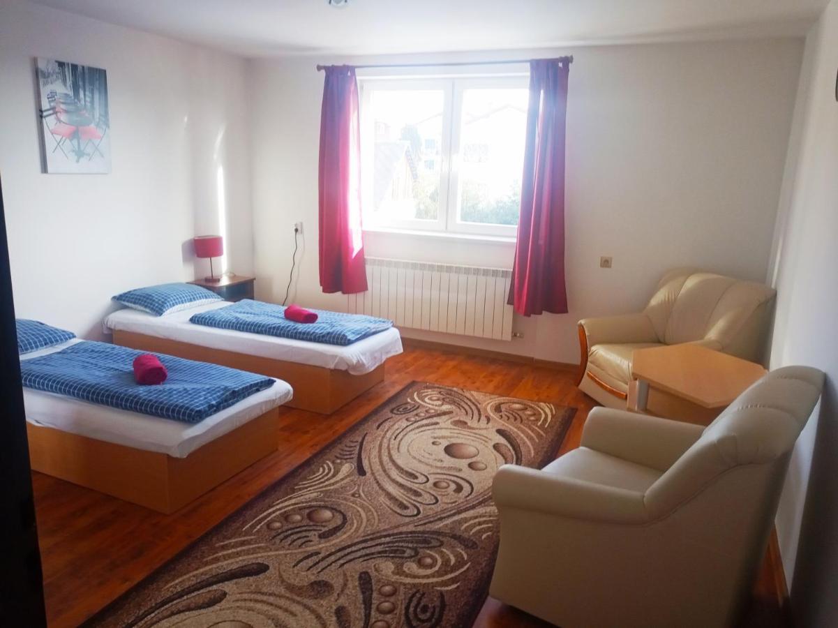 Lucky Cat Hotel Nova Lesna Bagian luar foto